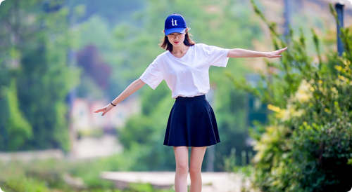 爱寄红尘浮华梦，流年一季何孤独