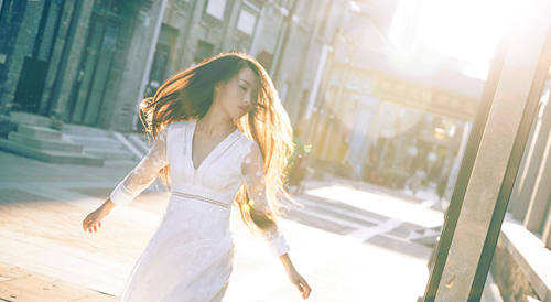 眼睛为她下着雨，心却为她撑着伞，这就是爱情