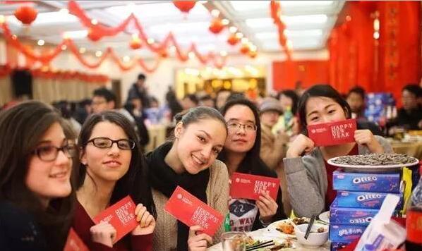 国人想尽办法移民国外的时候 老外却想着移民中国(图1)